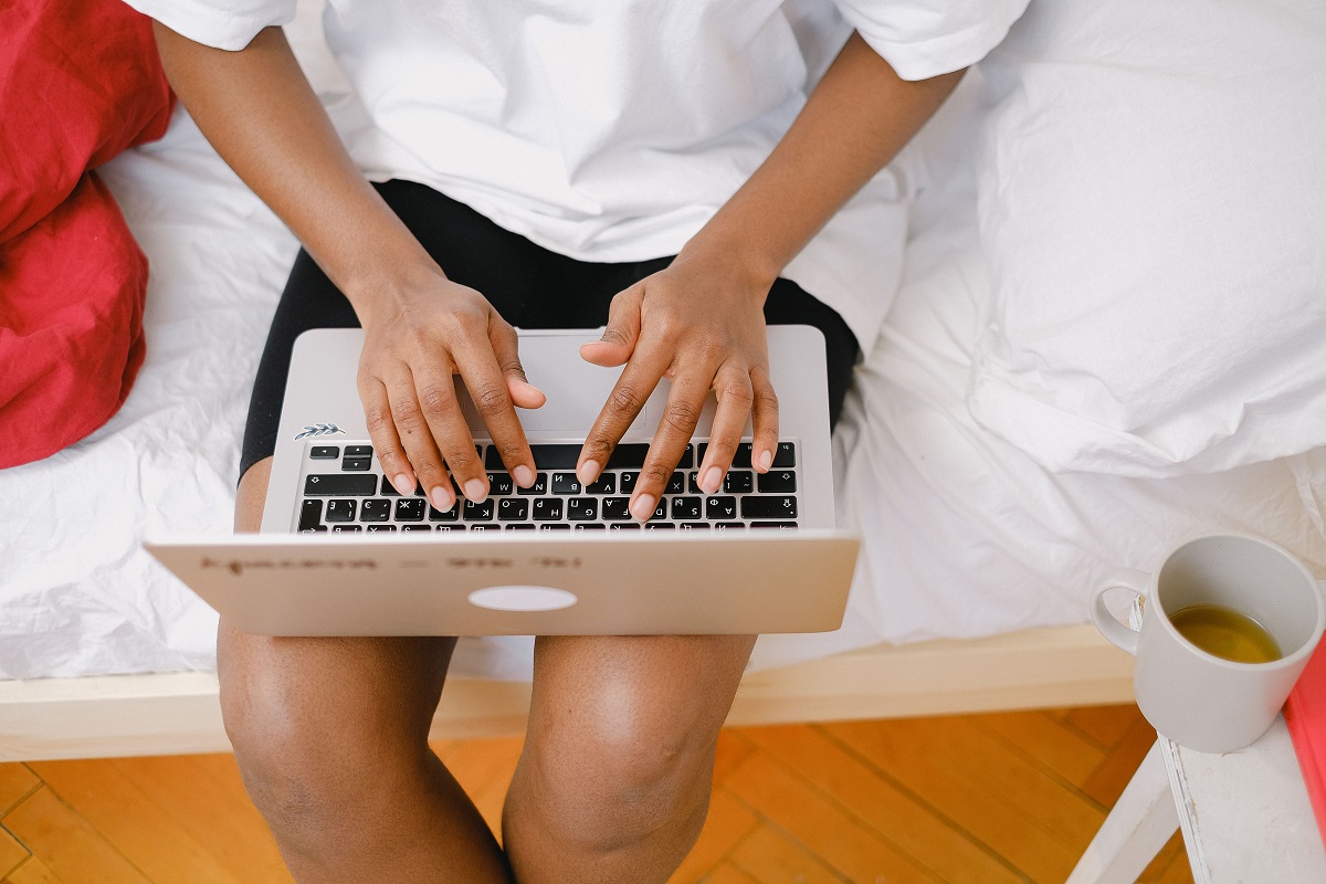 Freelance vs self employed structures: freelancer reviewing a client contract to check employment status